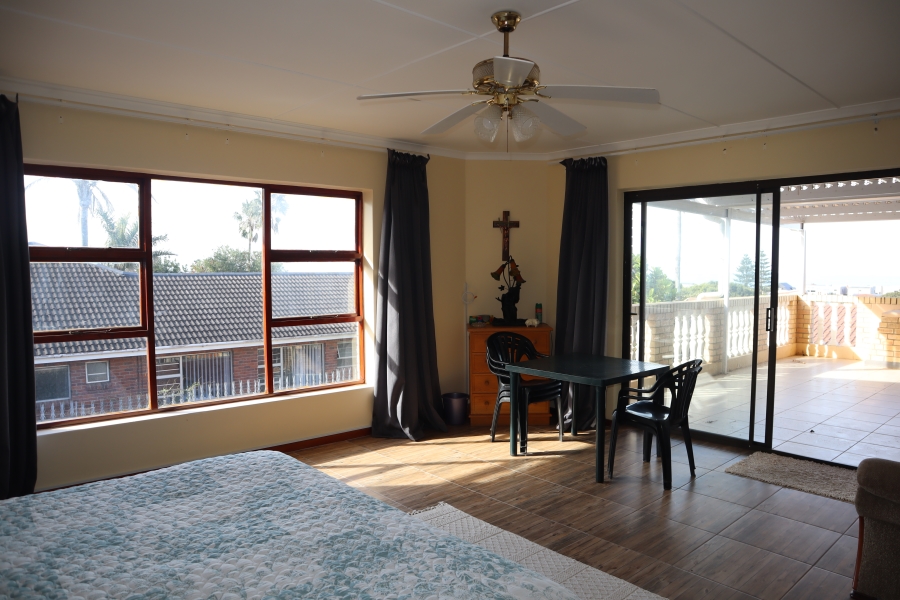 5 Bedroom Property for Sale in Wavecrest Eastern Cape